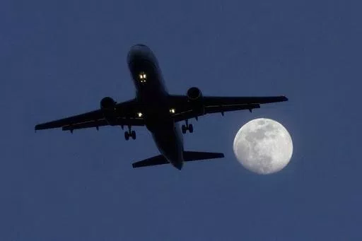A commercial airliner approaches Chicago's O'Hare International Airport, Feb. 21, 2024, in Norridge, Ill. Cracked windshields on jetliners and engine problems that cause flight delays don't normally attract much attention, but routine and rare problems with passenger planes are attracting an unusual amount of news coverage. (AP Photo/Charles Rex Arbogast, File)