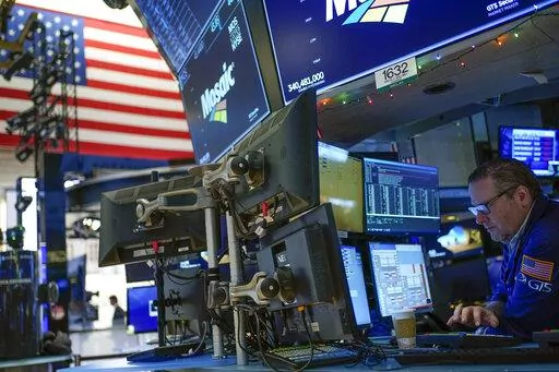 Traders work on the floor at the New York Stock Exchange in New York, Thursday, Dec. 29, 2022. Stocks are opening higher on Wall Street Thursday in a broad rally led by the IT and communications sectors. (AP Photo/Seth Wenig)